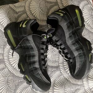 Nike Men's Black and Green Sneakers